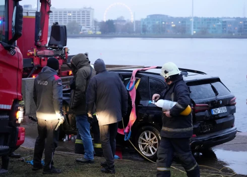 Сотрудники ГПСС в понедельник днём подняли из Даугавы автомобиль, который в четверг съехал в реку,