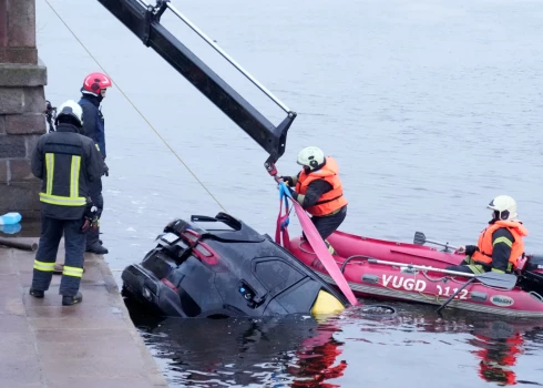 В Риге после четырех дней со дна Даугавы подняли авто погибшей женщины.