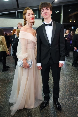 Uz svinīgo ceremoniju Dailes teātrī Maija Doveika ieradās saposusies kā eleganta dīva – greznā vakarkleitā, ko paspilgtināja kaklarota. Līdzās bija viņas dēls Pāvils Andress, kam aktrise pateicās arī no skatuves.