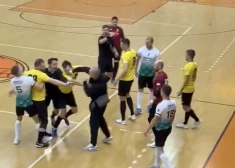 Rīgas telpu futbola čempionātu aizēno neglīts divu spēlētāju kautiņš. VIDEO