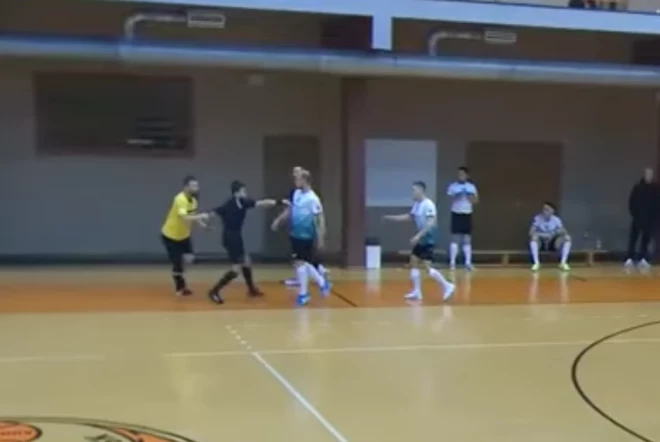 Sākotnēji konfliktu centās apturēt spēles tiesnesis.