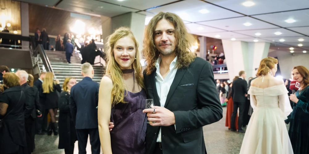 Aktieris Eduards Johansons jau pusgadu vairs nav brīva vīrieša statusā, jo viņa sirdi iekarojusi topošā kinorežisore Rasa.