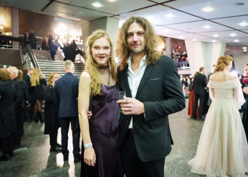 Aktieris Eduards Johansons jau pusgadu vairs nav brīva vīrieša statusā, jo viņa sirdi iekarojusi topošā kinorežisore Rasa.