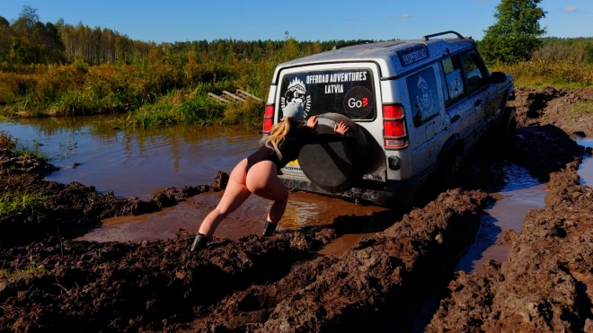 Jau labu laiku TV skatītāji reklāmās var nolūkoties uz pēcpusi, kas šova vāģi stumj uz jaunu iepazīšanās projektu. Šoreiz – uz "Mīlestība bezceļos", un pēcpuse pieder Laurai.