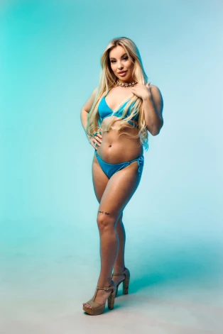 Laura pirms vairāk nekā gada šovā "Karsti. Krēta".