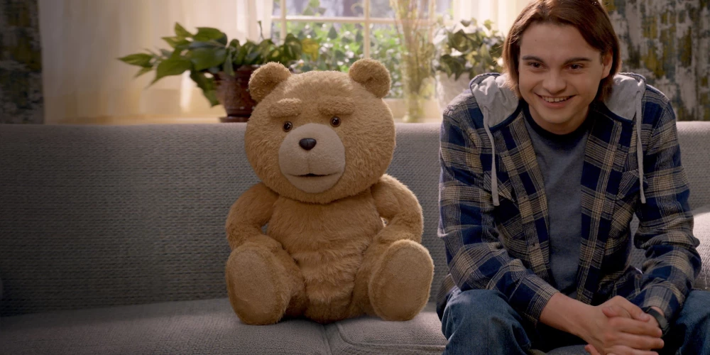 Seriāls "Teds" ir spilgts piemērs tam, kā populāra kino franšīze var pārtapt televīzijas formātā, nezaudējot savu asprātību un provokatīvo dvesmu.