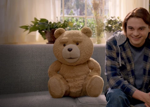 Seriāls "Teds" ir spilgts piemērs tam, kā populāra kino franšīze var pārtapt televīzijas formātā, nezaudējot savu asprātību un provokatīvo dvesmu.