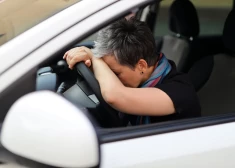 "Маме нужна была помощь, но никто не остановился": что история одной женщины говорит о человечности и страхах в Латвии