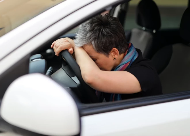 "Маме нужна была помощь, но никто не остановился": что история одной женщины говорит о человечности и страхах в Латвии