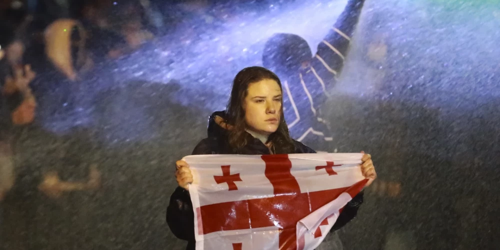 Vairāku demonstrantu āda pēc saskarmes ar Gruzijas varas iestāžu pielietotajiem ūdens lielgabaliem “dienām ilgi dedzināja” un kodīgo sajūtu nebija iespējams noskalot ar ūdeni.