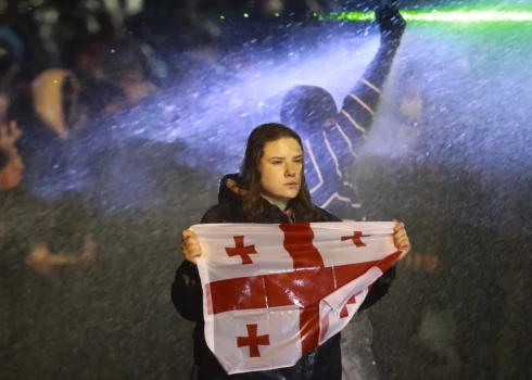 Vairāku demonstrantu āda pēc saskarmes ar Gruzijas varas iestāžu pielietotajiem ūdens lielgabaliem “dienām ilgi dedzināja” un kodīgo sajūtu nebija iespējams noskalot ar ūdeni.