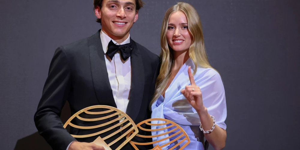 Kārtslēkšanas zvaigzne Armands Duplantis ar līgavu Desirē Inglanderi.