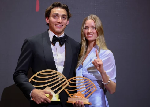 Kārtslēkšanas zvaigzne Armands Duplantis ar līgavu Desirē Inglanderi.