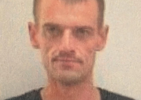 Valsts policija lūdz palīdzību attēlā redzamā vīrieša atrašanā.