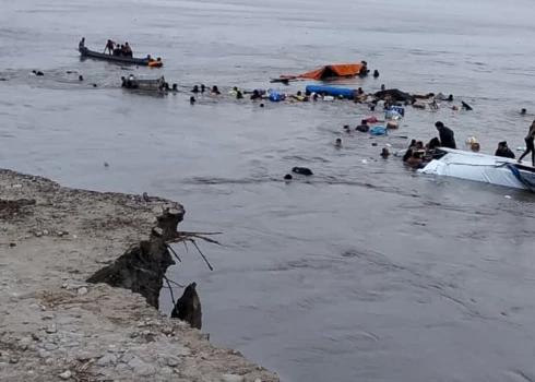 Gājuši bojā 12 un pazuduši desmitiem cilvēku.