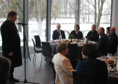 Restorānā "Zoltners" lūdz Dievu un vāc ziedojumus daudzbērnu ģimenēm