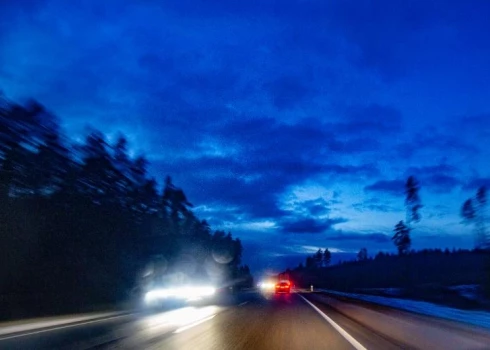 Otrdienas rītā vietām ir apgrūtināti braukšanas apstākļi pa galvenajiem autoceļiem Tukuma un Dobeles novados.
