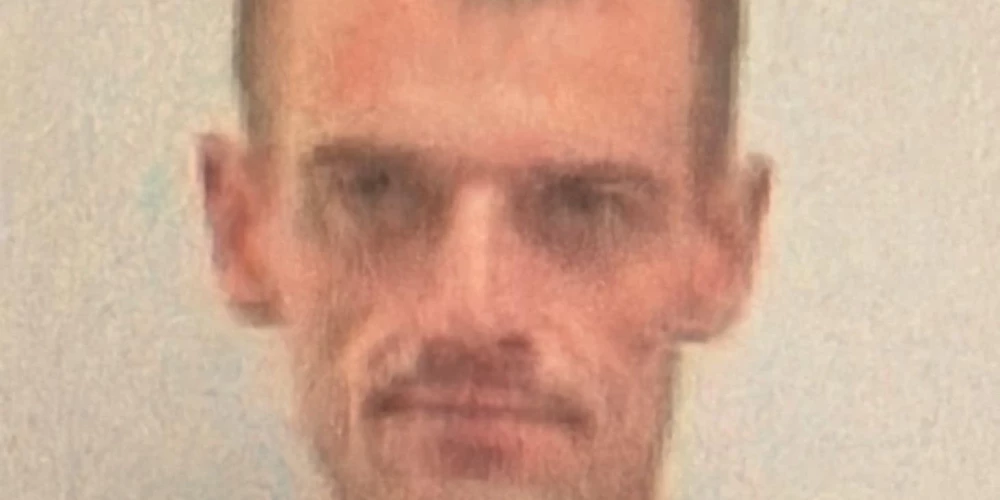 Государственная полиция объявила в розыск мужчину, который подозревается в совершении имущественного преступления в понедельник вечером, после чего спровоцировал ДТП.