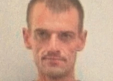 Полиция разыскивает Дениса Миронченко, который скрылся с места ДТП в Саркандаугаве