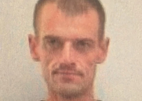 Государственная полиция объявила в розыск мужчину, который подозревается в совершении имущественного преступления в понедельник вечером, после чего спровоцировал ДТП.