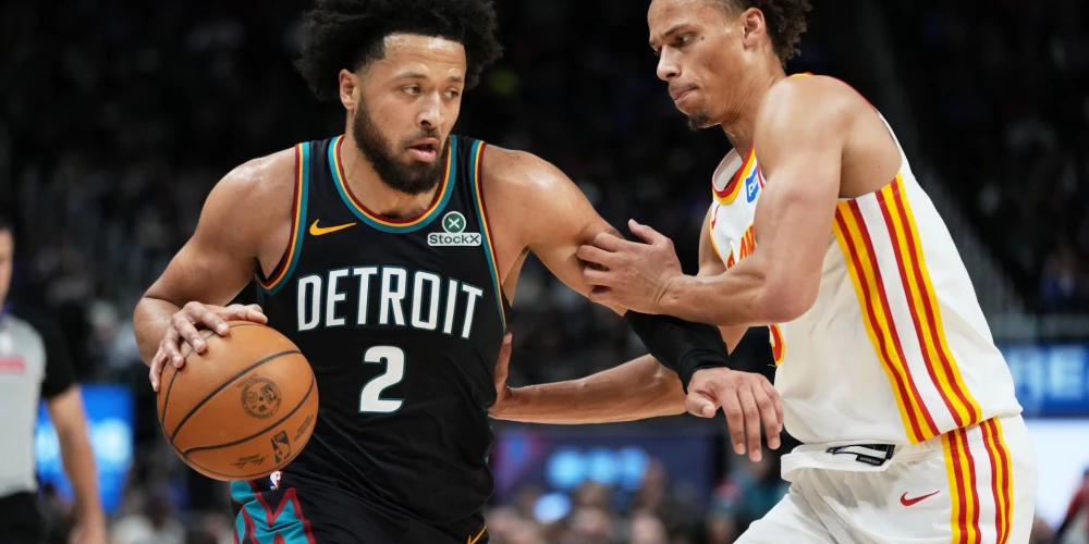 Viens no NBA vadošajiem aizsardzības speciālistiem Daisons Daniels (pa labi) cenšas kavēt Keidu Kaningemu. 