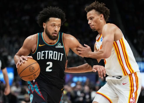 Viens no NBA vadošajiem aizsardzības speciālistiem Daisons Daniels (pa labi) cenšas kavēt Keidu Kaningemu. 