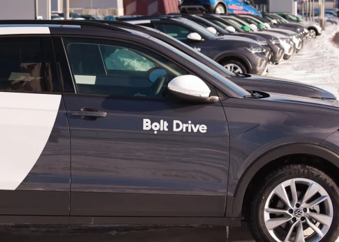 Koplietošanas auto kļuvuši par ērtu pārvietošanās veidu, taču reizēm lietotāji nonāk nepatīkamās situācijās – pēc auto novietošanas fiziski brauciens netiek noslēgts lietotnē, un transportlīdzekli var izmantot kāds cits. 