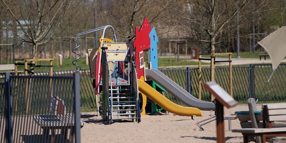 Varmāka slēpās krūmos pie bērnu rotaļu laukuma un noskatīja iespējamos upurus.