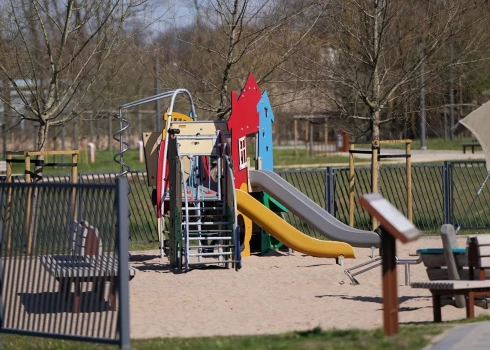 Varmāka slēpās krūmos pie bērnu rotaļu laukuma un noskatīja iespējamos upurus.