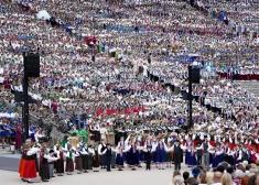 Торжество, которое стоит миллионы: что показал подсчет затрат самоуправлений на школьный Праздник песни и танца
