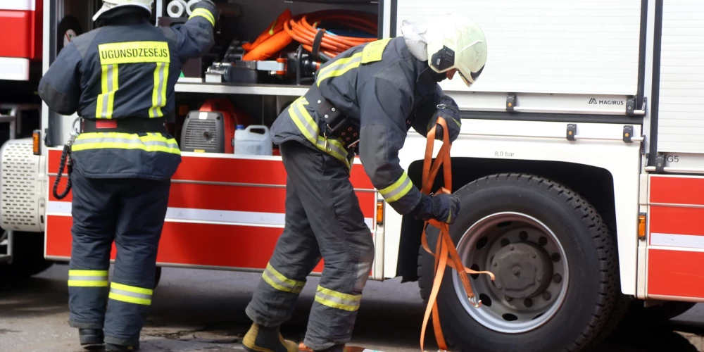 Tirdzniecības vietā Tukumā degušas trīs mašīnas.