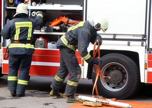 Tirdzniecības vietā Tukumā degušas trīs mašīnas.