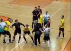 Такой мини-футбол нам не нужен: в Риге конфликт игроков перерос в драку и нападение зрителя