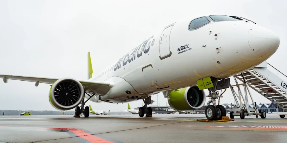 airBaltic развивает монопарк Airbus A220-300 и оснащает его спутниковым интернетом.