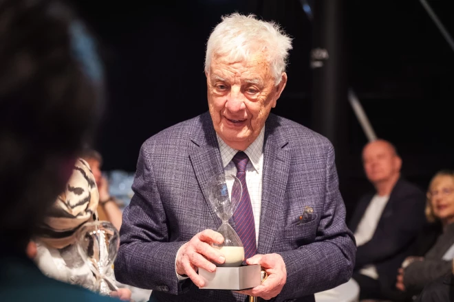 Raimonds Pauls ar balvu.