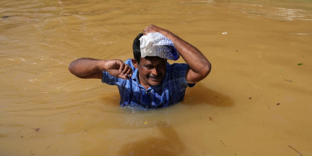 A man wades through a flooded street, following Cyclone Ditwah in Kelaniya, Sri Lanka, November 30, 2025. REUTERS/Thilina Kaluthotage
