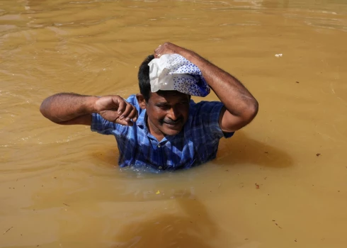 A man wades through a flooded street, following Cyclone Ditwah in Kelaniya, Sri Lanka, November 30, 2025. REUTERS/Thilina Kaluthotage