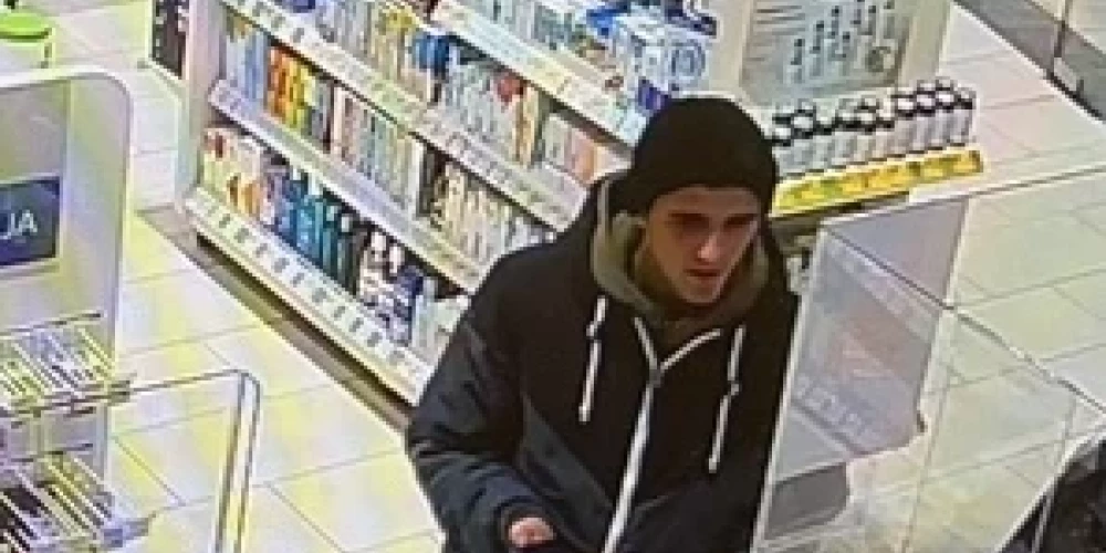 Policija meklē attēlos redzamo vīrieti saistībā ar iespējamu noziegumu.