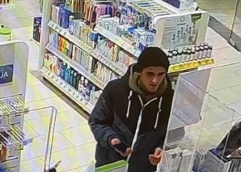 Policija meklē attēlos redzamo vīrieti saistībā ar iespējamu noziegumu.