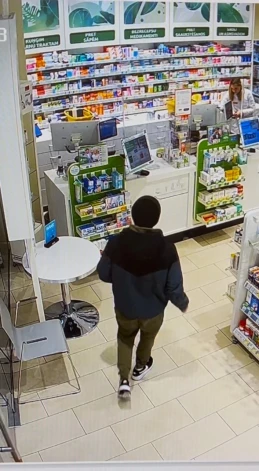 Policija meklē attēlos redzamo vīrieti.