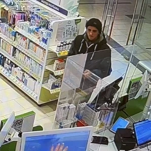 Policija meklē attēlos redzamo vīrieti.