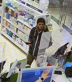 Policija meklē attēlos redzamo vīrieti.