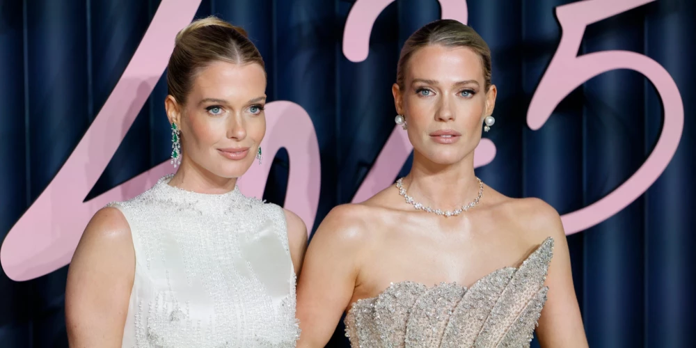 Леди Амелия Спенсер и леди Элиза Спенсер позируют на фотоколле перед церемонией British Fashion Awards в Royal Albert Hall.