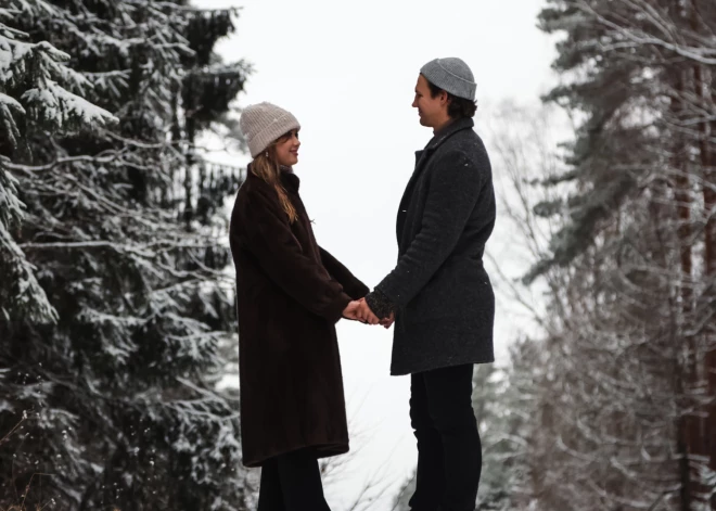 FOTO, VIDEO: klajā nākusi Jāņa Lūsēna dziesma ar Plūdoņa dzeju “Krīt pārslas, krīt” no koncertprogrammas “Brīdi pirms gaismiņas”