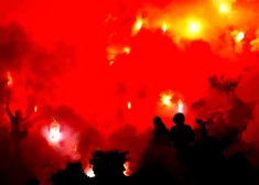 VIDEO: mežonīgie "Ajax" fani trako un šauj raķetes futbola mača laikā Nīderlandē. Viņu dēļ spēle tiek atcelta