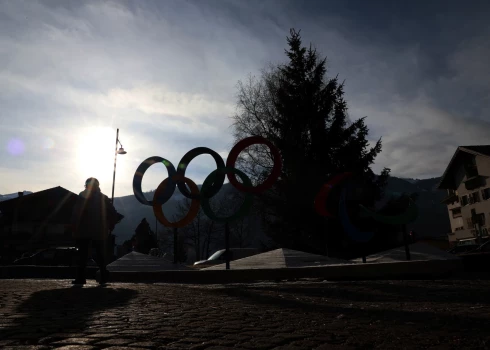 Olimpisko spēļu logo Tesero, kur notiks distanču slēpošanas sacensības. 