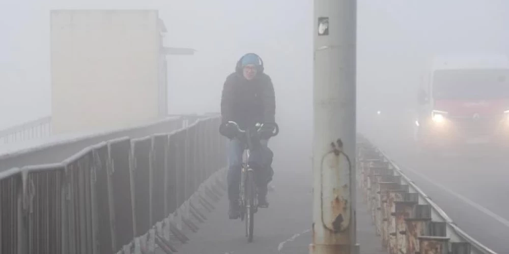  Izsludināts oranžais brīdinājums par ļoti biezu miglu Latvijā.