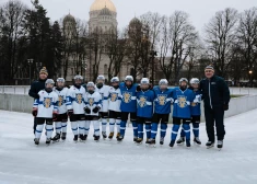 FOTO: Esplanādē svinīgi atklāta publiskā slidotava