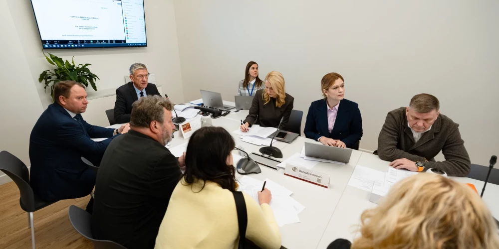 Juridiskā komisija lemj par gadu atlikt Bāriņtiesu likuma grozījumu spēkā stāšanos.