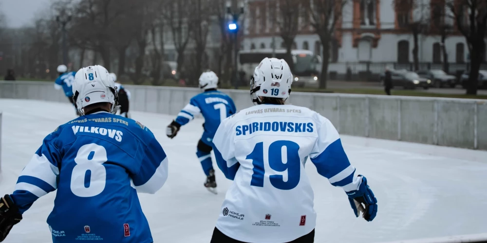  На Эспланаде официально открылся общественный каток.